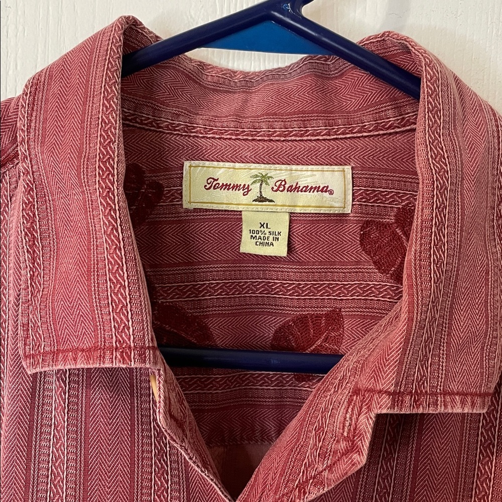Tommy Bahama 100% Silk Red Distressed Button Down Pocket Long Sleeve Size XL - Picture 3 of 11